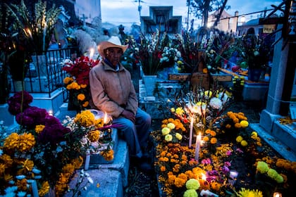 El Día de Muertos es una expresión de respeto hacia los antepasados y una manera de mantener viva la memoria de aquellos que ya no están (Archivo)