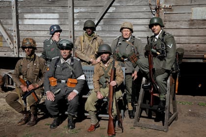 La asociación de recreadores históricos es una agrupación sin fines de lucro conformada por gente común y corriente, motivada únicamente por el interés histórico de todos sus miembros, la mayoría coleccionistas, que les gusta la historia como un hobby y pasa tiempo. Por eso recrean hechos y momentos históricos, principalmente de la Segunda Guerra Mundial, como una nueva forma de brindar historia a la gente, dando a conocer y difundir los hechos acontecidos con el máximo de los respetos y cuidados.