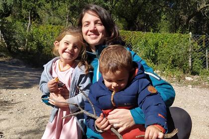 Noa nació en Israel, pero estudió en Francia. Los caminos de la vida la llevaron a Los Cocos, en Córdoba, donde actualmente tiene un emprendimiento de viviendas sustentables