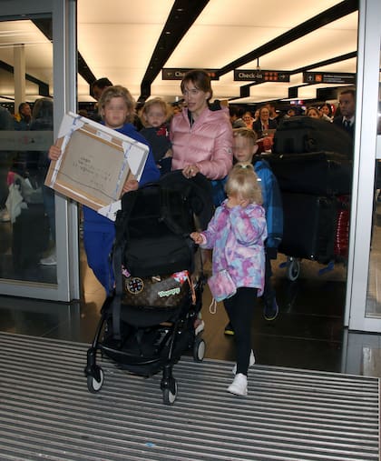 Noah, Elías, Vida y Cielo todos cerquita de su madre, Luisana Lopilato, al salir del aeropuerto