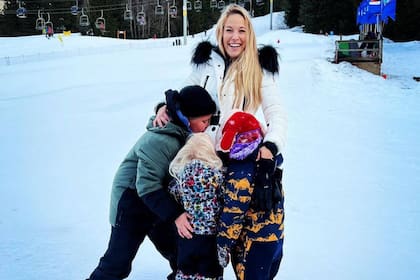 Noah, Elias y Vida felices por la llegada de su hermanito (Foto Instagram @luisanalopilato)