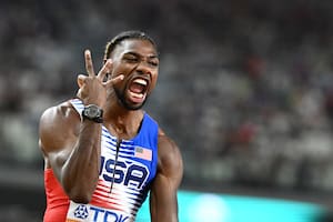 Noah Lyles celebra la medalla de oro en la posta 4x100m durante el Mundial de Budapest; su tercera victoria en el certamen; ahora, quiere crear un imperio en el atletismo