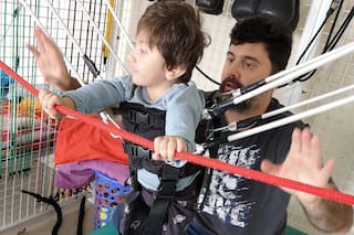 Los médicos dijeron que no viviría más de un año y hoy lucha para poder caminar