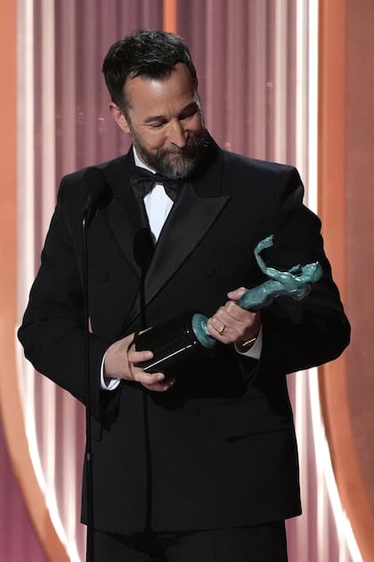 Noah Wyle con su premio como mejor actor por The Pitt, que también se llevó el galardón al mejor elenco de una serie dramática