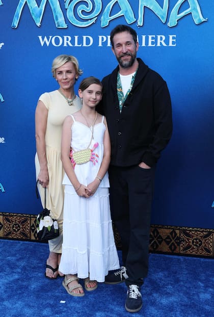 Noah Wyle junto a su mujer Sara y su hija más pequeña, Frances Harper