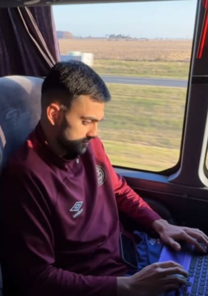 Noblega, en el medio de la ruta, conectado a través del Wi-Fi del micro para poder rendir su parcial de la materia Exportaciones, que luego aprobó con un 6