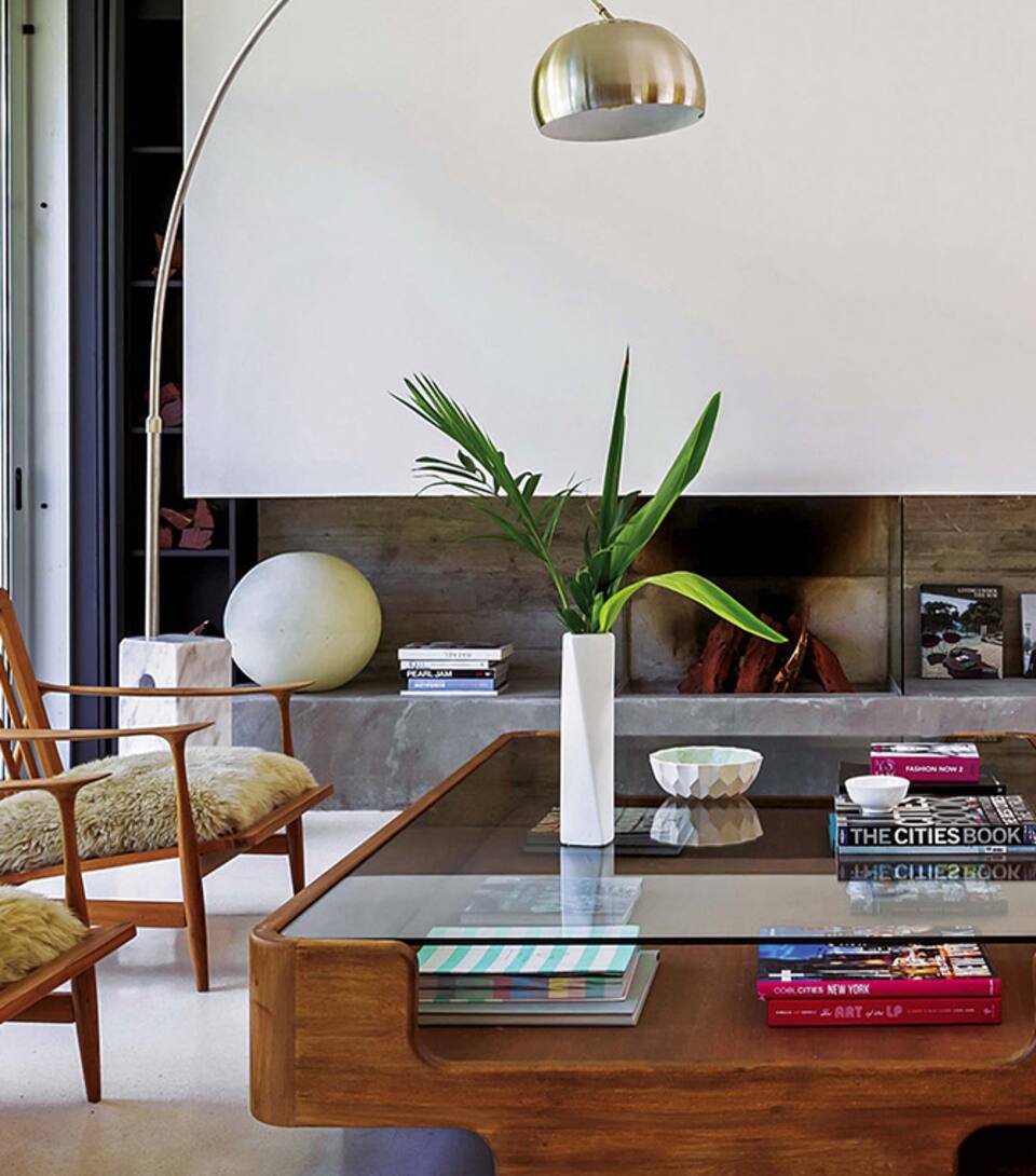 Nobleza en los elementos y un diseño orgánico cuidado tornan los ambientes de esta casa absolutamente permeables a su entorno.