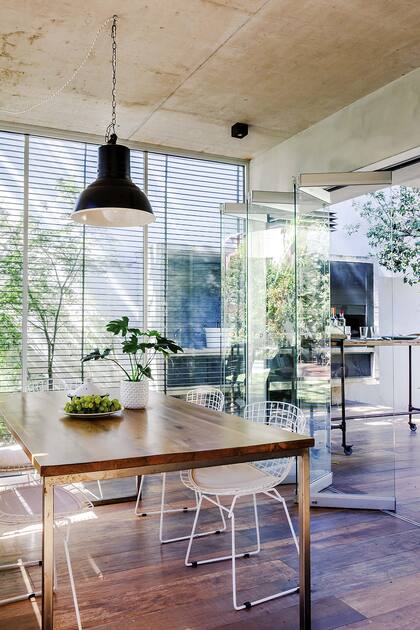 Nobleza en los elementos y un diseño orgánico cuidado tornan los ambientes de esta casa absolutamente permeables a su entorno.