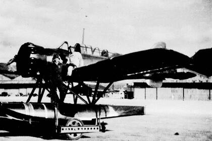 Noboa Fujita montado en el flanco de su avión Yokosuka E14Y durante la Segunda Guerra Mundial