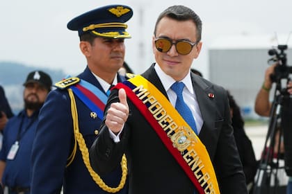 Noboa luego de dar un discurso en la ceremonia para conmemorar el aniversario de la fuerza aérea ecuatoriana en Quito, Ecuador, el 27 de octubre de 2025