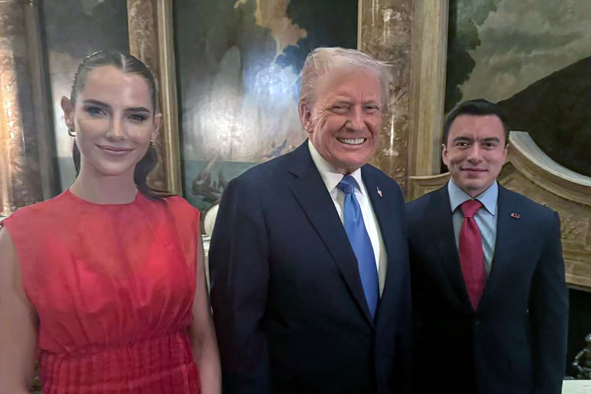 Noboa y su esposa posan junto a Trump durante una visita a Mar-a-Lago, el 29 de marzo pasado