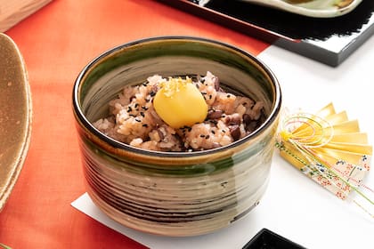 Nobuyoshi Takagi , ofrece sus recetas desde el canal de la Embajada de Japón en Youtube. En este caso, Sekihan (arroz con porotos adzuki)