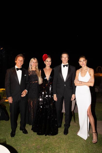 Noche de amigos. Alejandro Gravier, Luz Barrantes, Valeria Mazza, Iván de Pineda (el maestro de ceremonias) y Carla Pereyra compartieron una charla distendida.