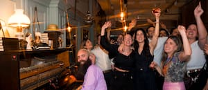 El ritual colectivo que conquistó los bares y ganó la noche porteña