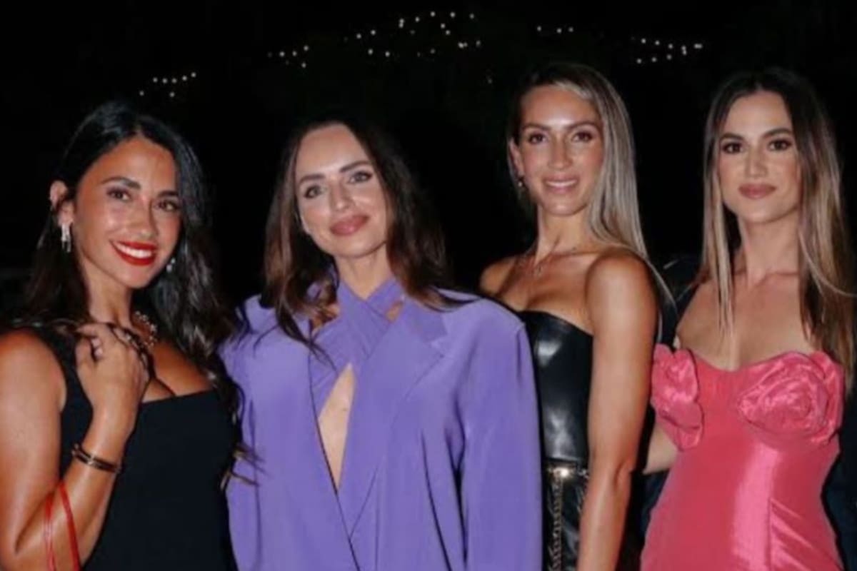 Noche de chicas: Anto Roccuzzo disfrutó de una cena con sus amigas Romarey Ventura, Sofía Balbi y Elena Galera (Foto: Instagram @antonelaroccuzzo)