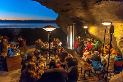 Noche de platos regionales dentro de la caverna en Punta Walichu