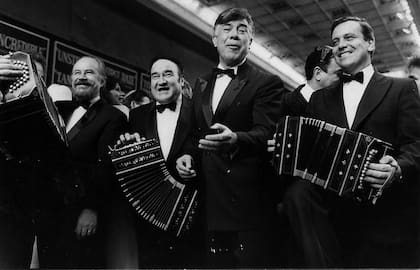 Noche porteña, bandoneones, Lavié en plena pose tanguera
