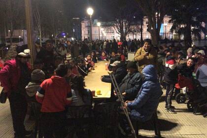 Noche solidaria en Plaza de Mayo, ayuda a las familias en situación de calle