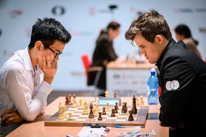 Nodirbek Abdusattorov, con blancas, derrotó a Magnus Carlsen en el Mundial de partidas rápidas de Varsovia y luego se quedó con el título