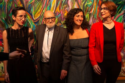 Noé con el equipo que integra la Fundación Luis Felipe Noé: Lorena Alfonso, Natalia Revale y Cecilia Ivanchevich