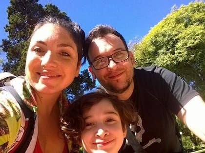 Noe, junto a su marido y a su hija