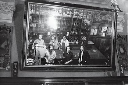 Noé rodeado de clientes y amigos detrás del mostrador del Bárbaro, en 1969