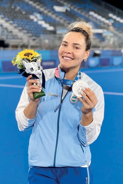 Noel Barrionuevo con la Medalla de Plata en los Juegos Olímpicos de Tokio 2020, antes de retirarse del hockey.