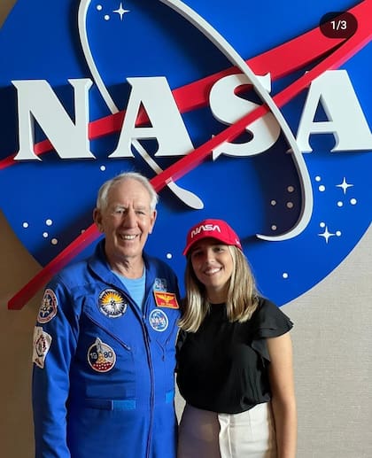 Noel de Castro en las instalaciones del Centro Espacial Kennedy junto al veterano astronauta Robert "Bob" Springer. Participó en dos misiones del transbordador espacial de la NASA en 1989 y 1990