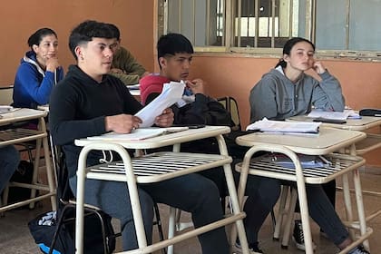 Noel es abanderado de su escuela que queda en Chañar. Antes iba a una escuela rural.