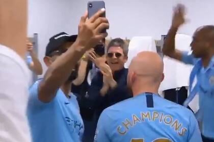 Noel Gallagher celebra en el vestuario del City