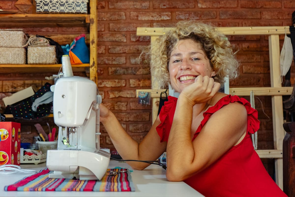 Noelia González tiene 42 años y hace 7 que sobrelleva el Parkinson en su brazo derecho; creó una marca que lleva su nombre y contagia con su energía positiva a otras mujeres que atraviesan crisis o recaídas pasajeras