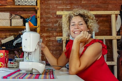 Noelia González tiene 42 años y hace 7 que sobrelleva el Parkinson en su brazo derecho; creó una marca que lleva su nombre y contagia con su energía positiva a otras mujeres que atraviesan crisis o recaídas pasajeras