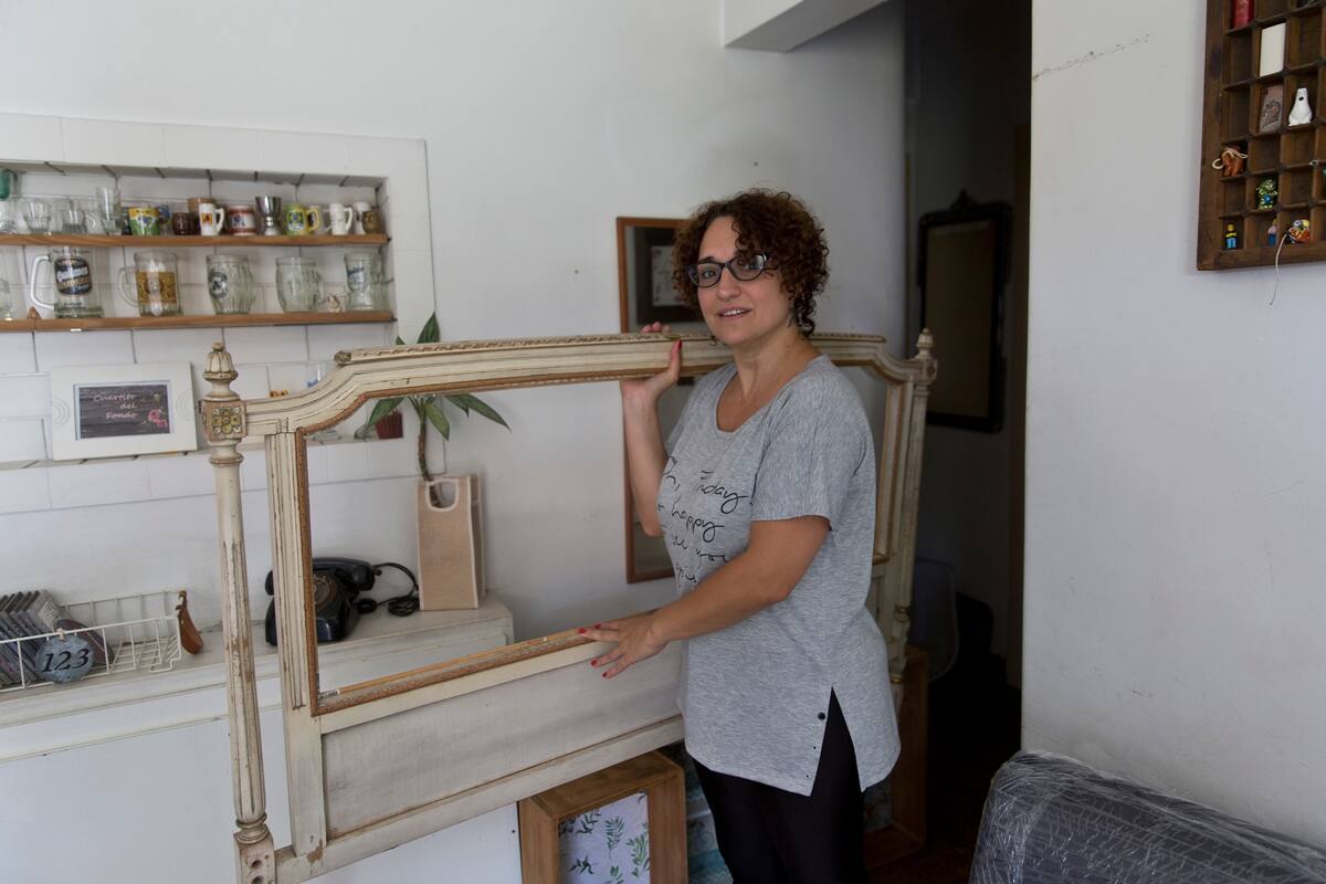 Noelia Manoni recicla los objetos que recoge por la calle