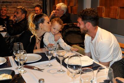 Noelia Marzol con el pequeño Donatello y Ramiro Arias, su pareja