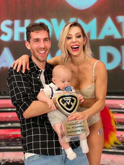 Noelia Marzol con su marido, Ramiro Arias y su hijo, Donatello