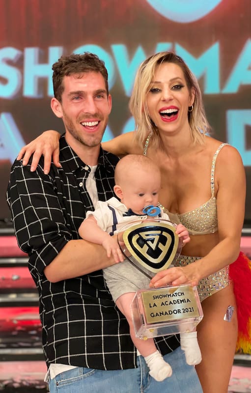 Noelia Marzol con su marido, Ramiro Arias y su hijo Donatello, felices con el trofeo de "La Academia"