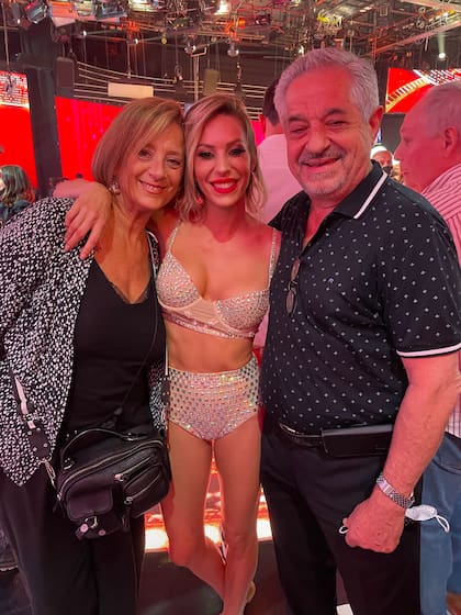 Noelia Marzol con sus padres, en la final de "La Academia"