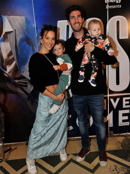 Noelia Marzol junto a su esposo, Ramiro Arias, y sus hijos Donatello y Alfonsina