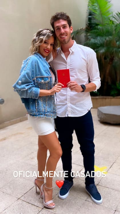 Noelia Marzol y Ramiro Arias, orgullosos, muestran su libreta cívica