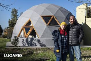 La pareja que construyó con sus manos un domo en un pueblo rural de un millón de árboles
