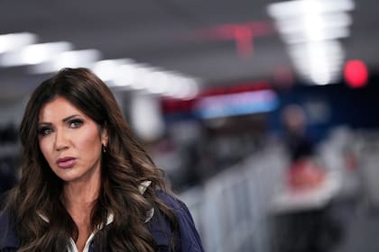 Noem anuncia que todos los agentes de Seguridad Nacional en Minneapolis usarán cámaras corporales