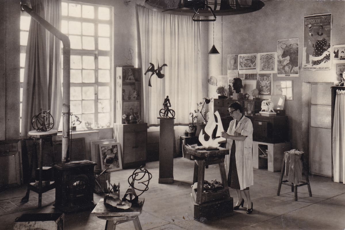 Noemí Gerstein en su taller, fotografiada por Grete Stern