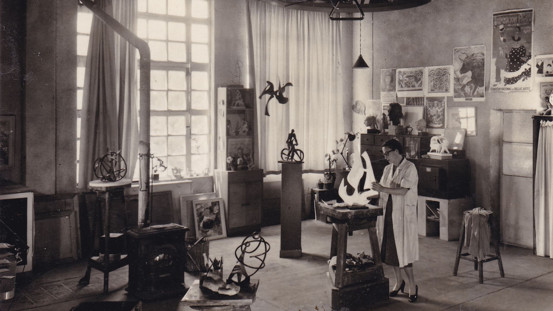 Noemí Gerstein en su taller, fotografiada por Grete Stern