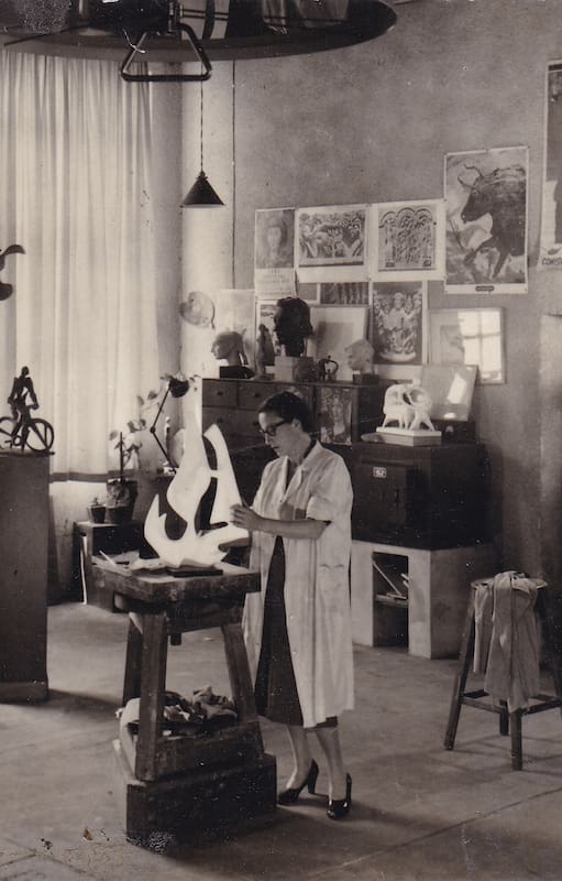 Noemí Gerstein en su taller, fotografiada por Grete Stern