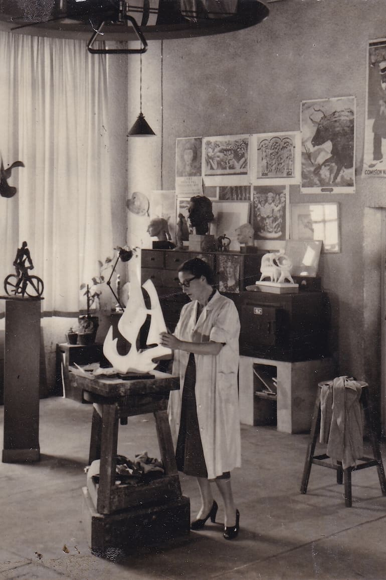 Noemí Gerstein en su taller, fotografiada por Grete Stern