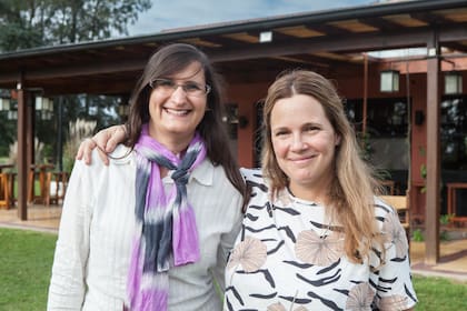 Noemí López, gerente administrativa de La Campiña de San Pedro, con Sol Mihanovich, nieta de Mónica y César.
