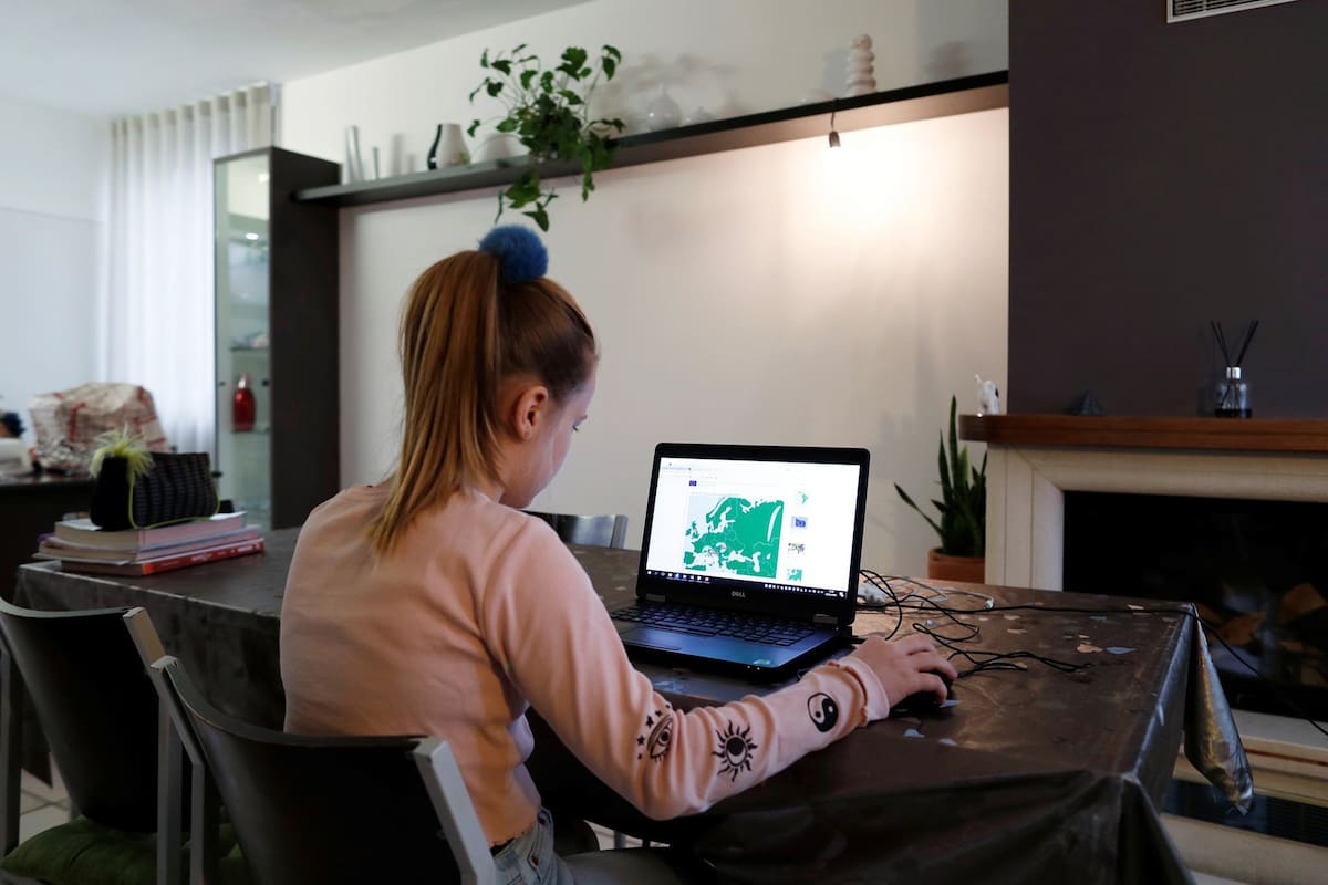 Noemí, una estudiante italiana, sigue por sistema remoto sus clases del secundario