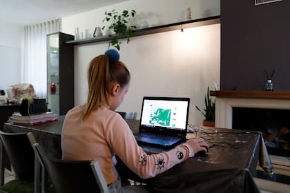 Noemí, una estudiante italiana, sigue por sistema remoto sus clases del secundario