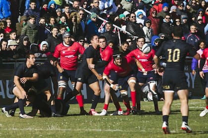 Nogueira (a la izquierda) ya lanzó el pase; fue durante el encuentro del sábado ante Chile, en Ushuaia