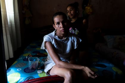 Nohora Esther Echeverría, hermana de José, también tiene Huntington, pero aún con síntomas leves; en la foto, peina a su madre Nohora Vázquez